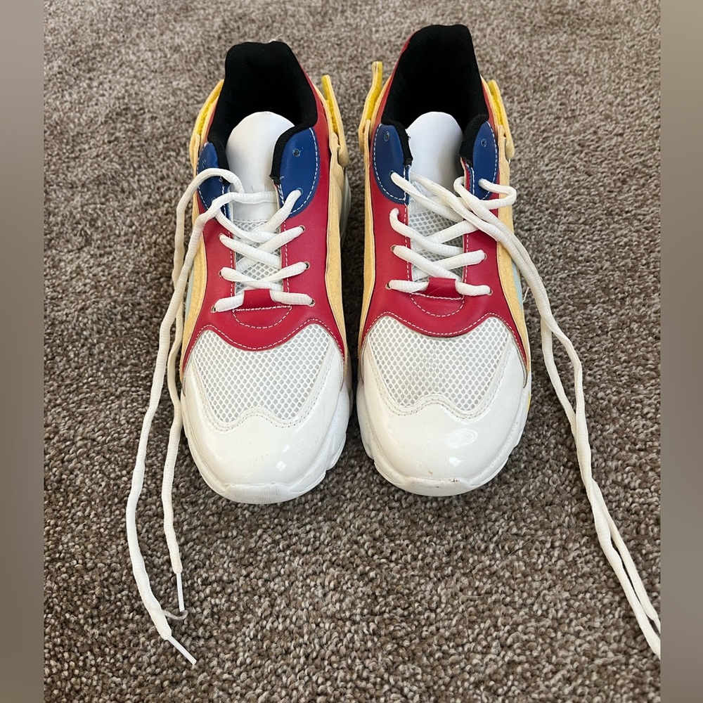Tennis shoes
